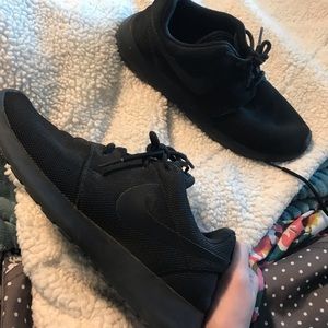 black nike roshes